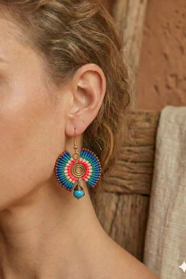 El Yapımı Spiral Detaylı Pirinç  Makrome Küpe  - Turkuaz Boncuklu Etnik Küpe