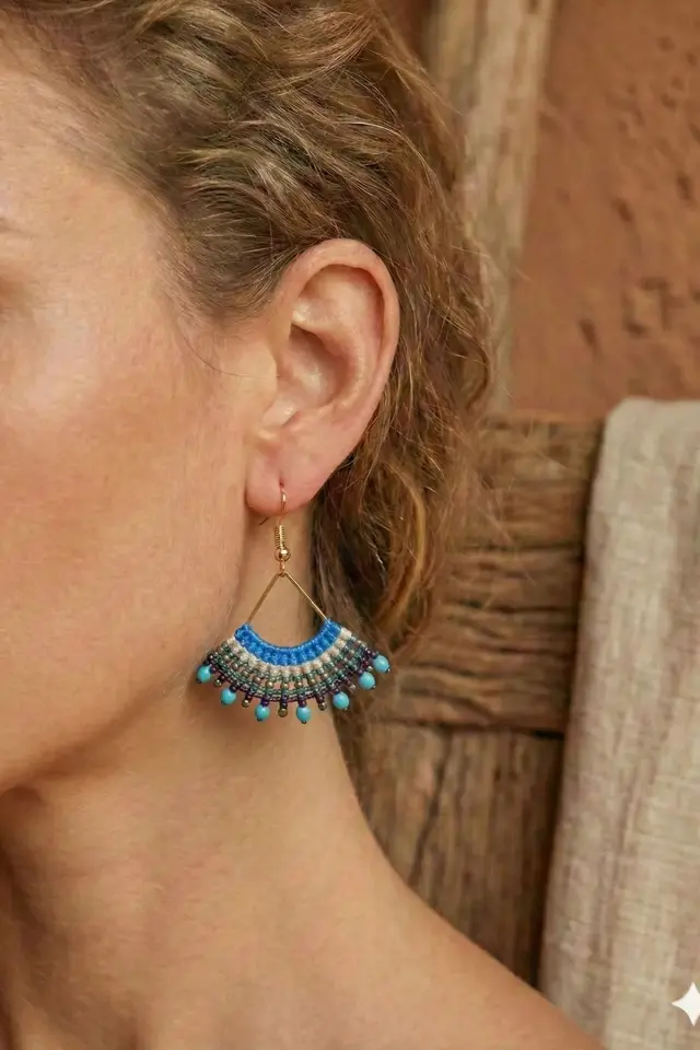 El Yapımı Spiral Detaylı Pirinç Makrome Küpe - Turkuaz Boncuklu Etnik Küpe