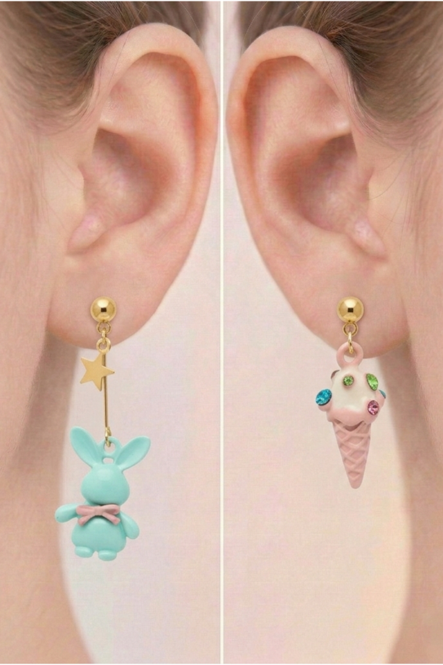 Yılbaşı Temalı Asimetrik Noel Çelengi ve Çorap Figürlü Küpe