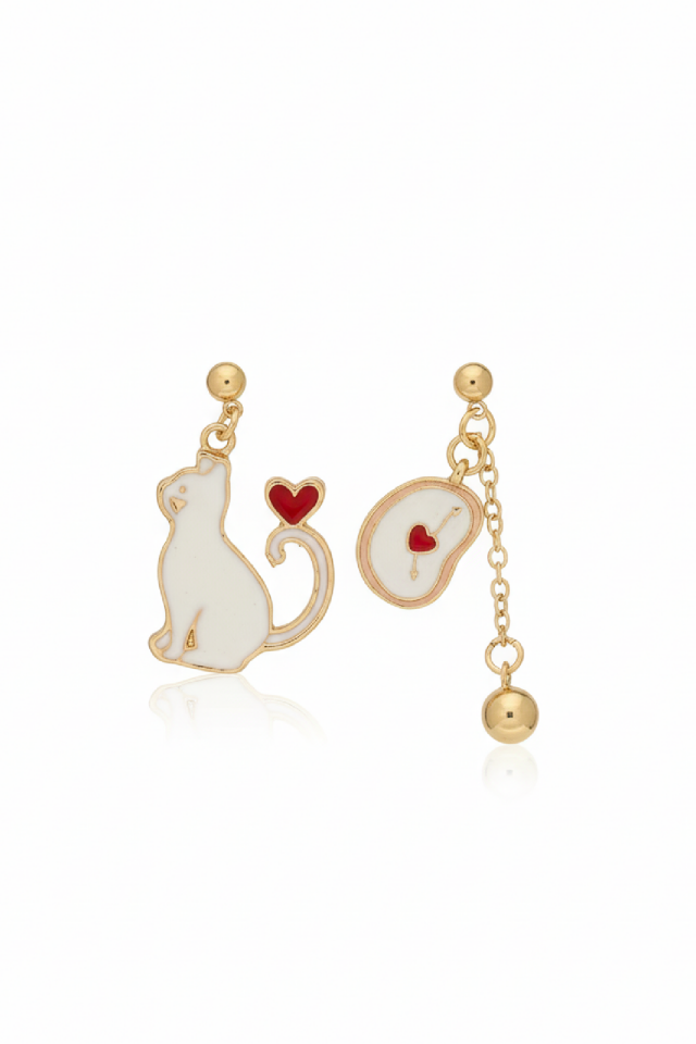 925 Ayar Gümüş Klipsli Kalp Kuyruklu Beyaz Kedi ve Aşk Temalı Asimetrik Küpe