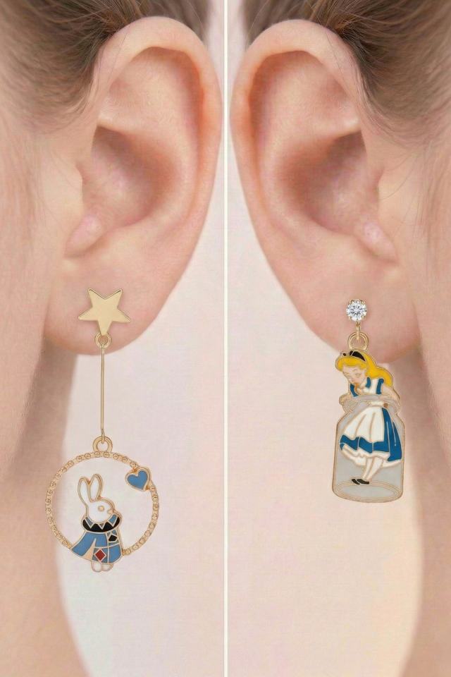 925 Ayar Gümüş Klipsli Alice ve Beyaz Tavşan Figürlü Asimetrik Küpe