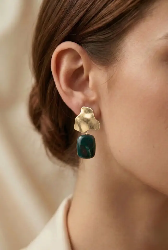 Mat Altın Kaplama Amorf Metal ve Yeşil Doğal Taşlı El Yapımı Kadın Butik Küpe