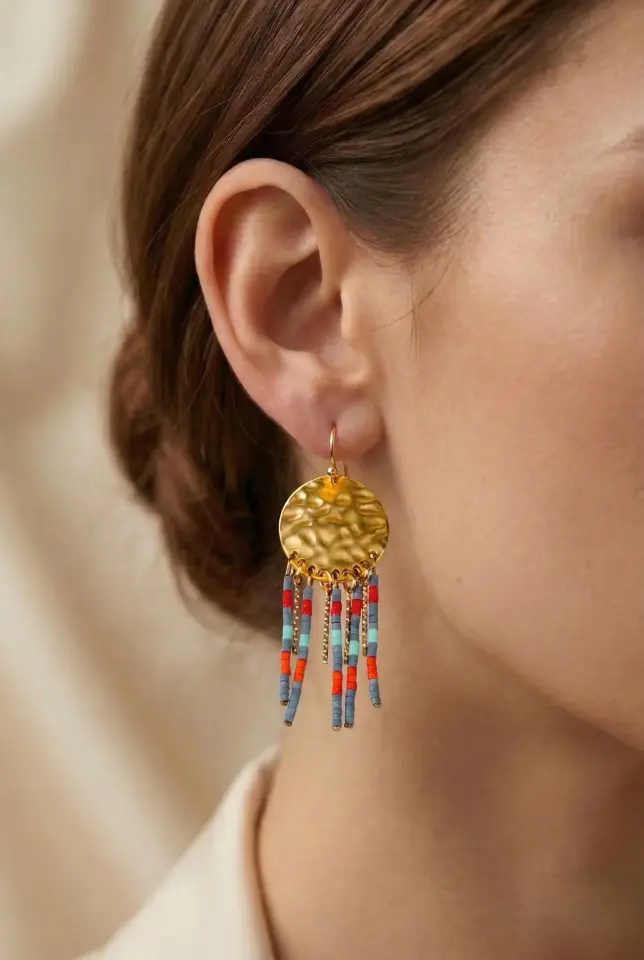 Altın Rengi Dövme Metal Plakalı Püsküllü Boncuk Küpe - Renkli Etnik Tasarım