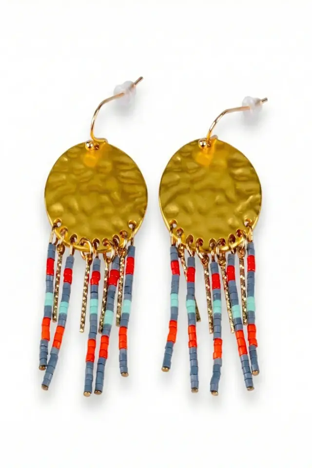 Altın Rengi Dövme Metal Plakalı Püsküllü Boncuk Küpe - Renkli Etnik Tasarım