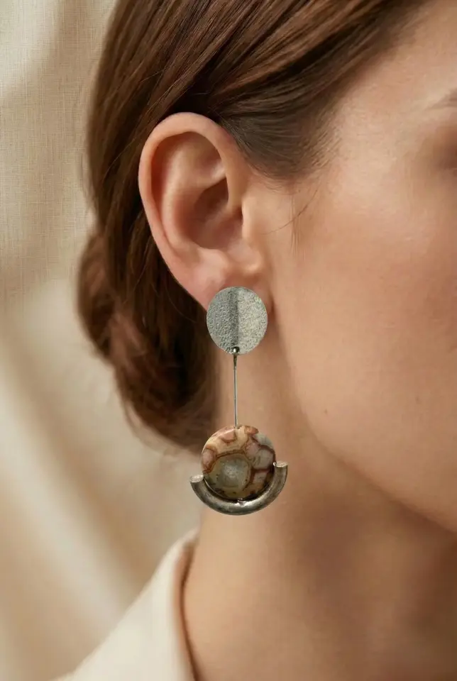 Antik Dokulu Metal ve Akik Taşlı Yarım Ay Tasarım El Yapımı Kadın Butik Küpe