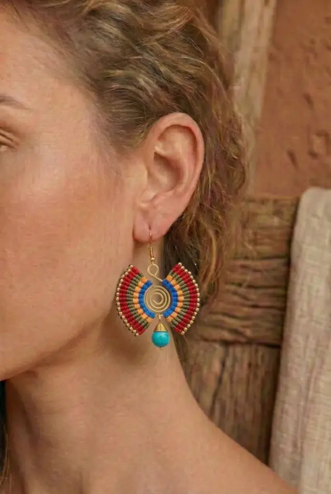 El Yapımı Spiral Detaylı Pirinç  Makrome Küpe  - Turkuaz Boncuklu Etnik Küpe